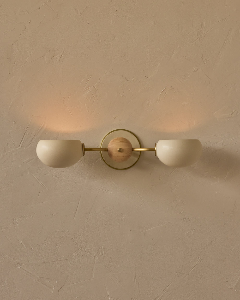 #ceramic-finish_dove #metal-finish_satin brass #wood-finish_clear maple