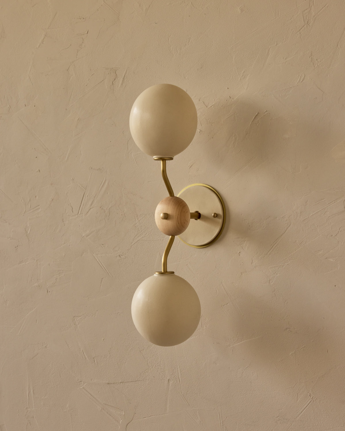 #ceramic-finish_dove #metal-finish_satin brass #wood-finish_clear maple