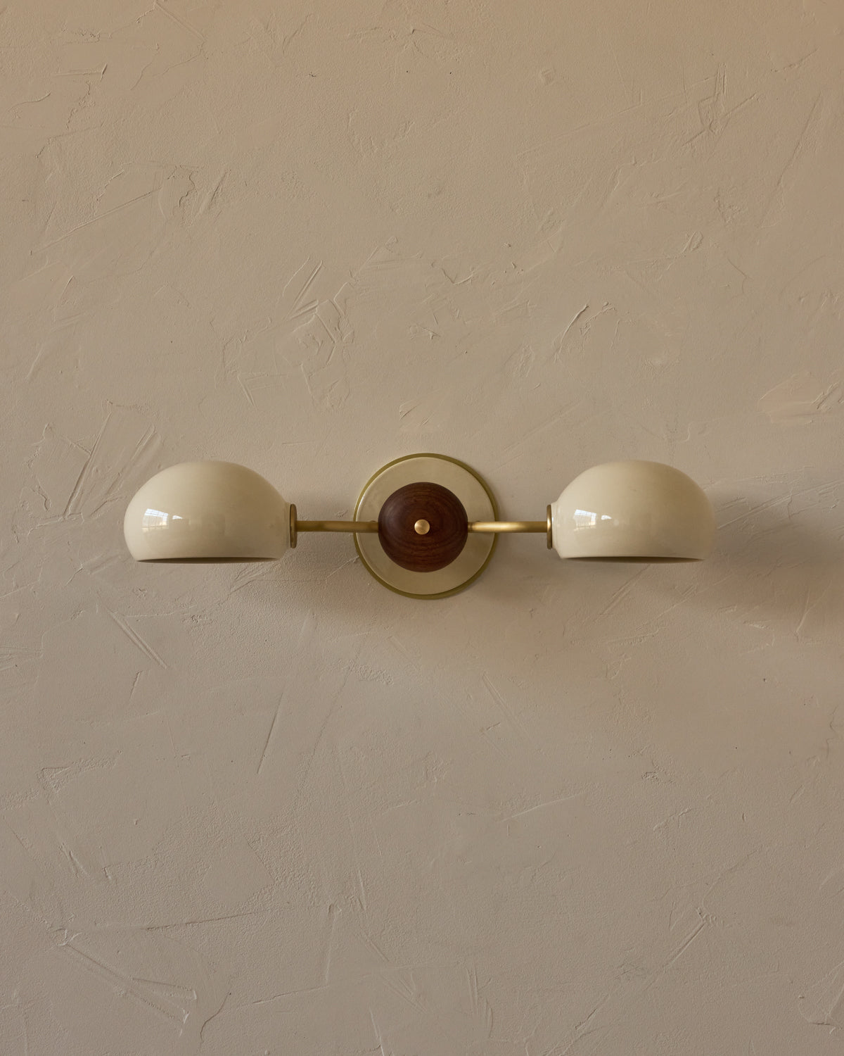 #ceramic-finish_cream #metal-finish_satin brass #wood-finish_black walnut