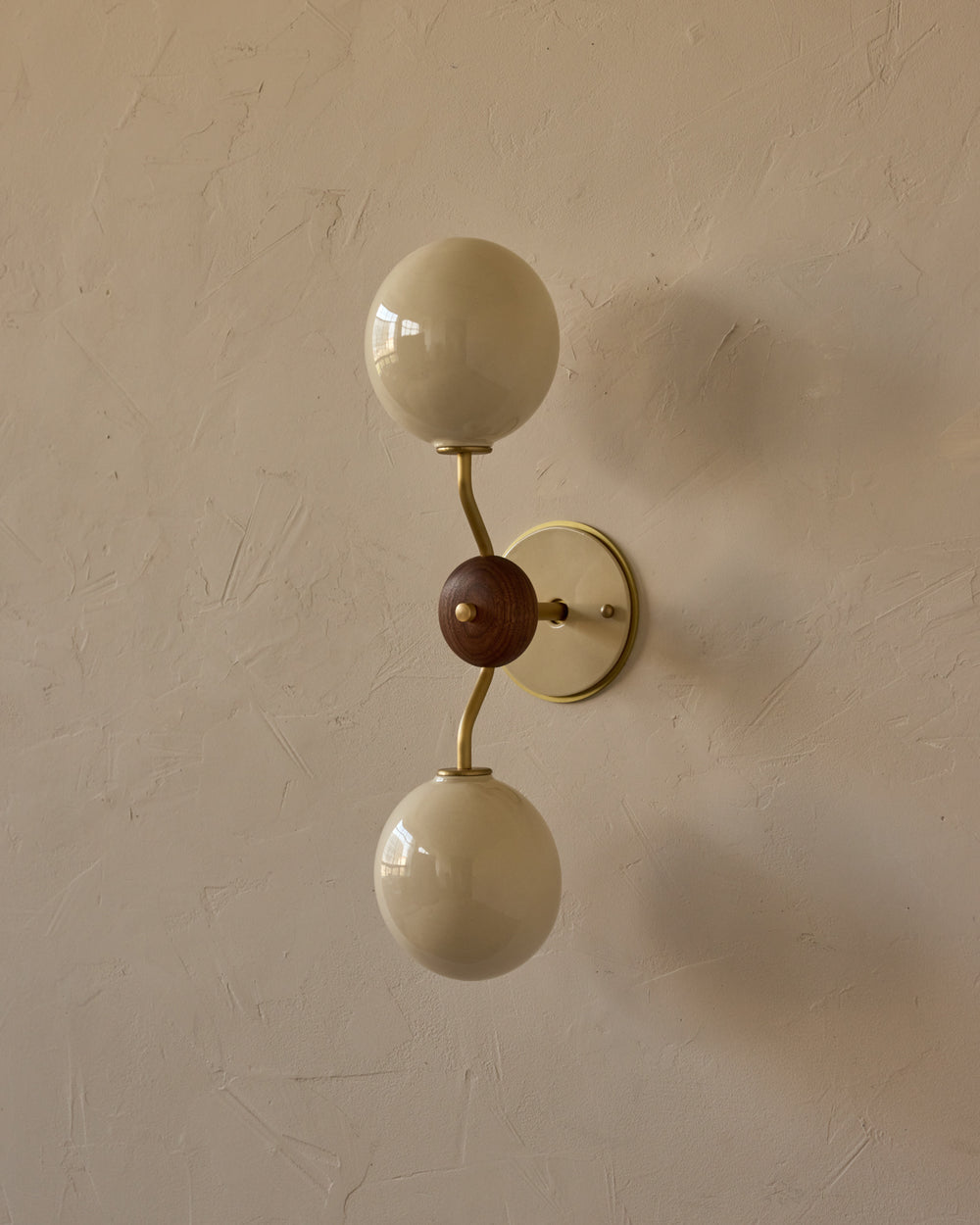 #ceramic-finish_cream #metal-finish_satin brass #wood-finish_black walnut