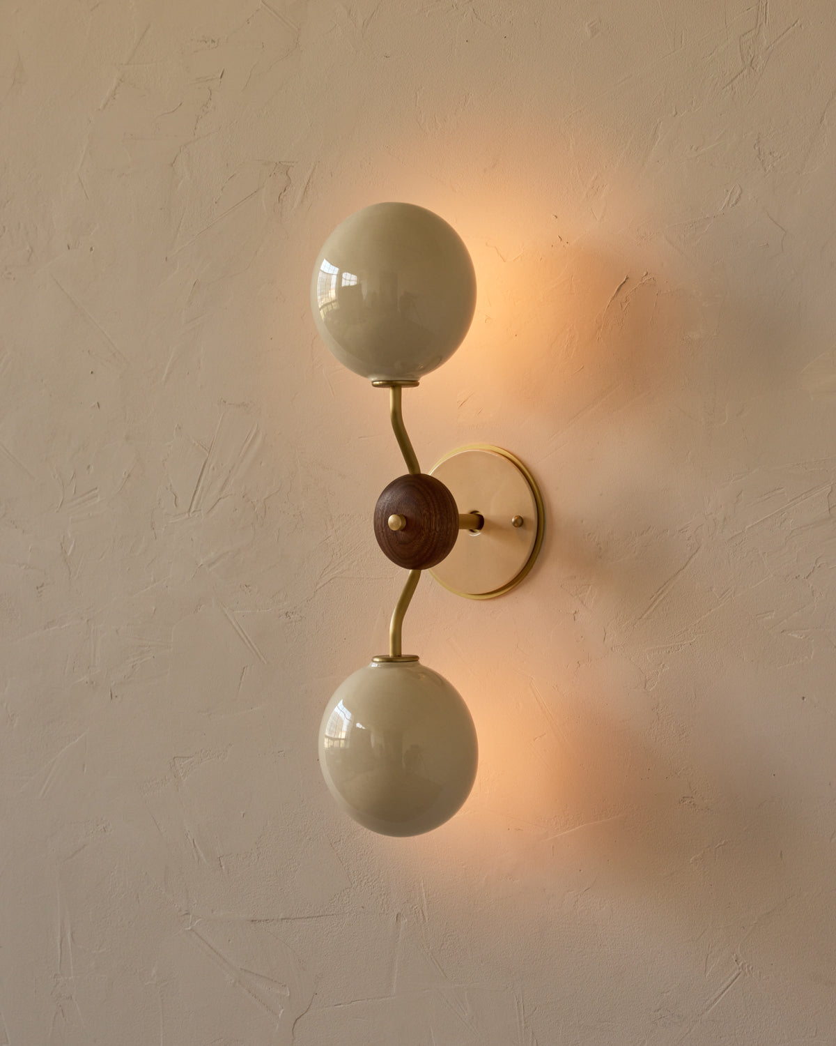 #ceramic-finish_cream #metal-finish_satin brass #wood-finish_black walnut