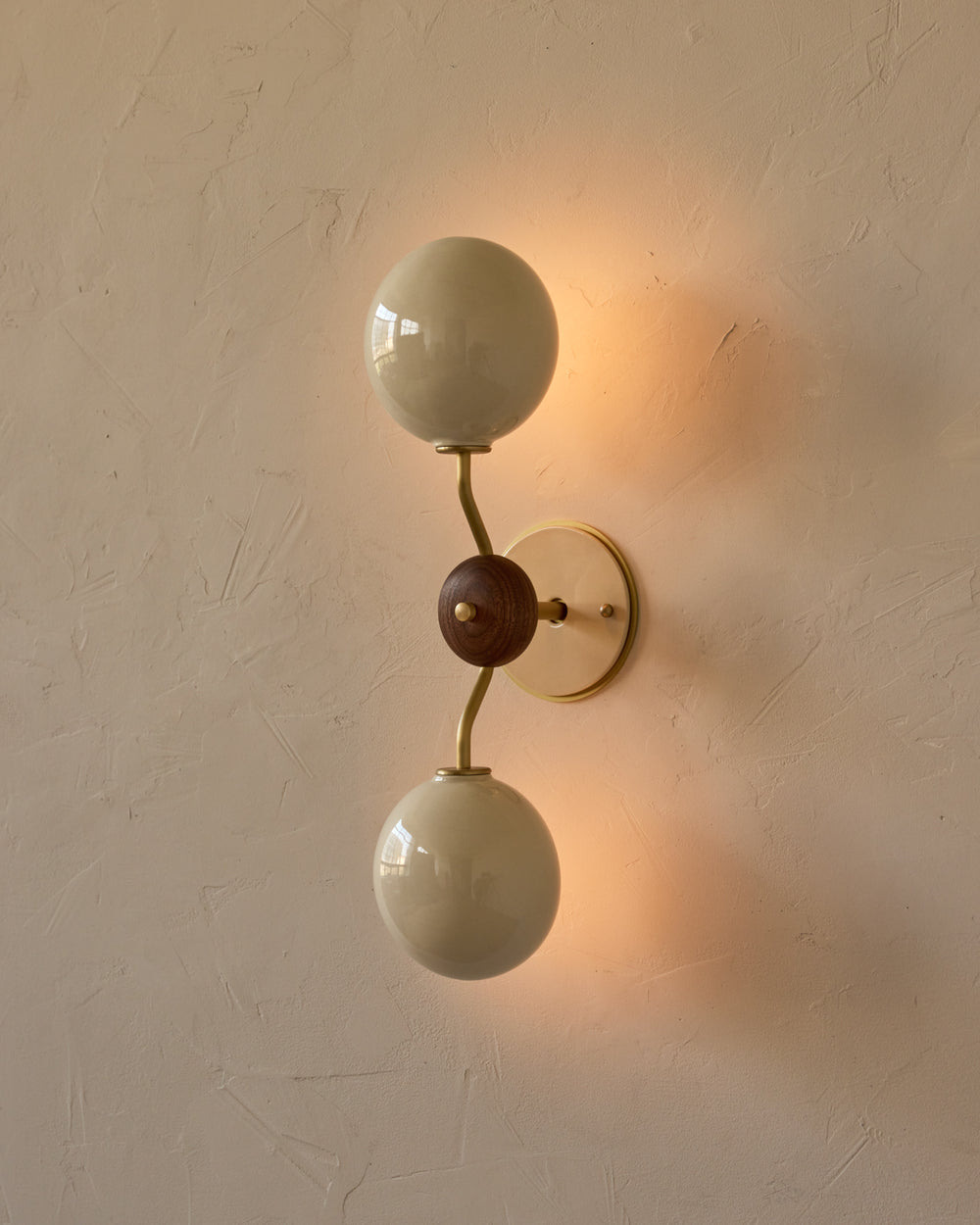 #ceramic-finish_cream #metal-finish_satin brass #wood-finish_black walnut