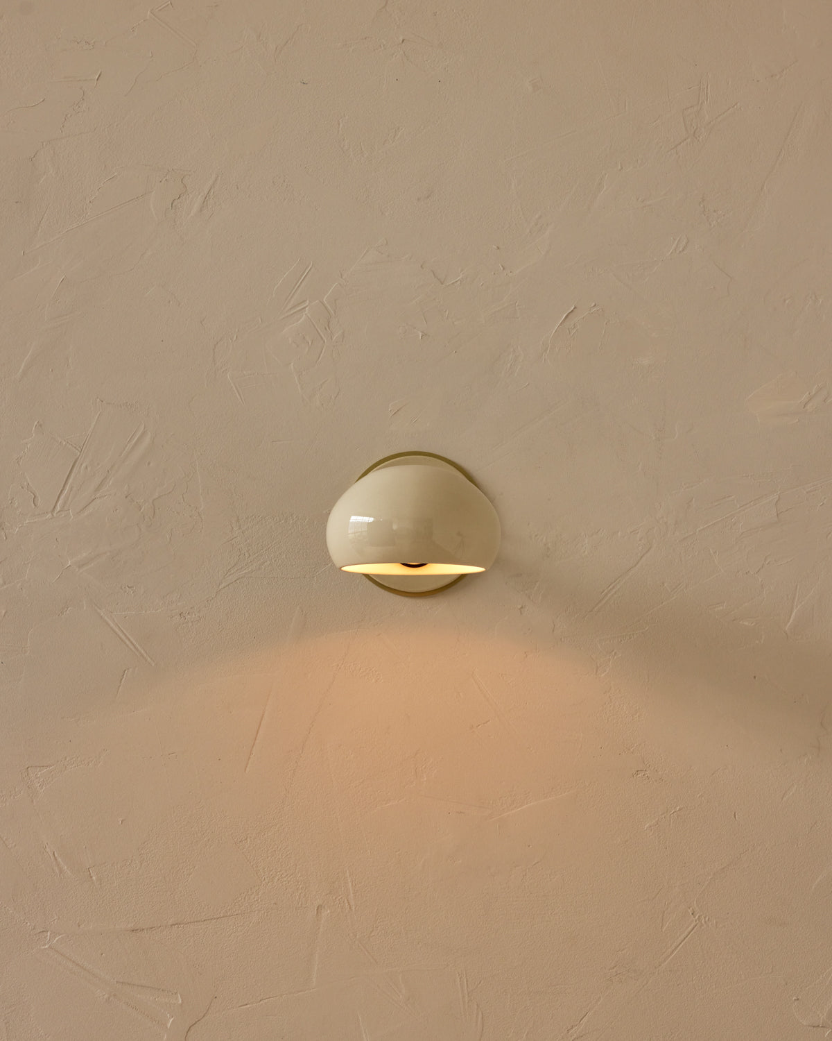 #ceramic-finish_cream #metal-finish_satin brass