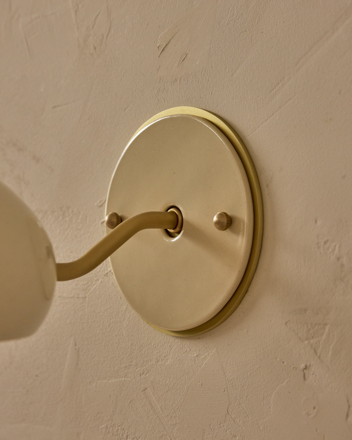 #ceramic-finish_cream #metal-finish_satin brass
