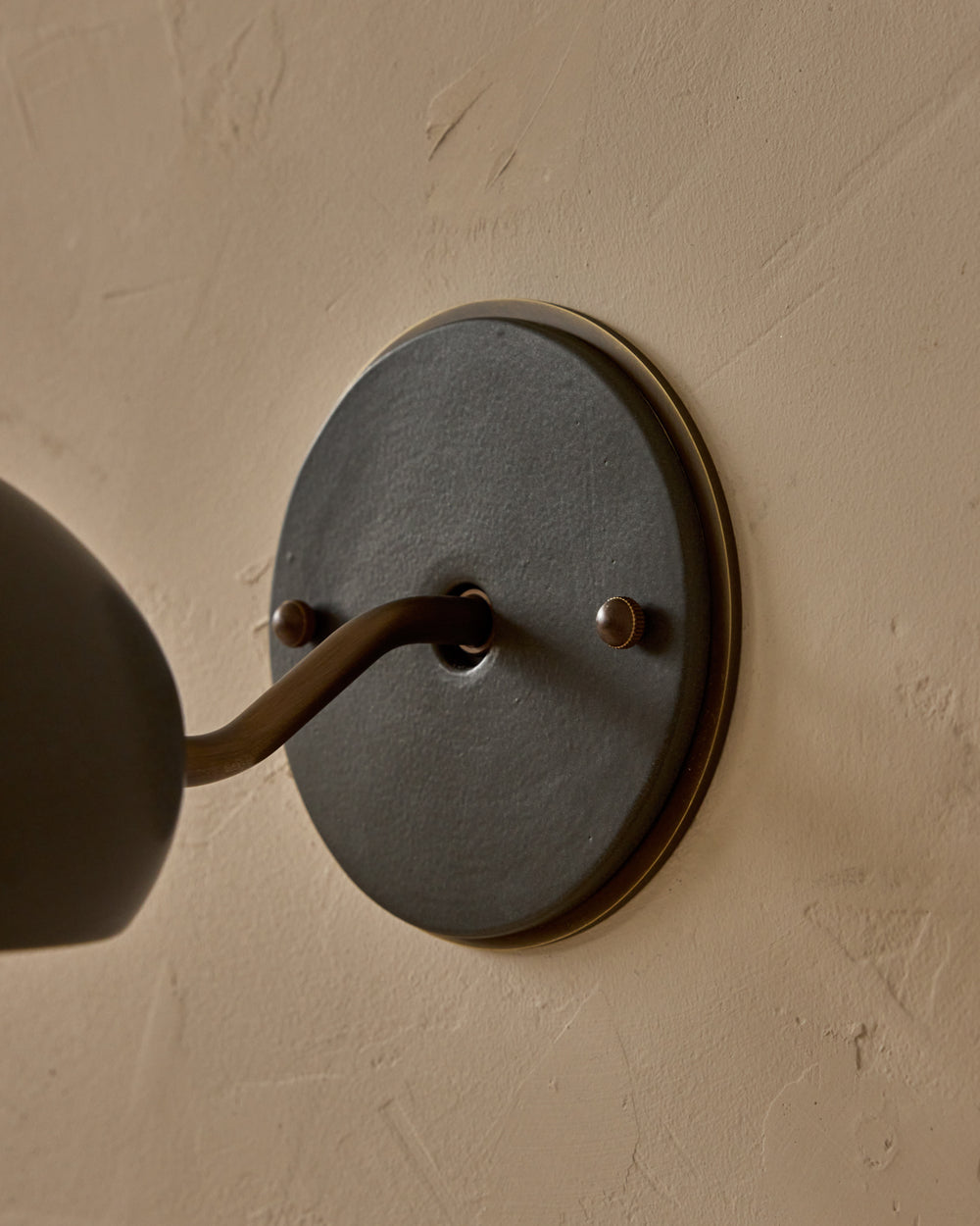 #ceramic-finish_almost black #metal-finish_antique brass