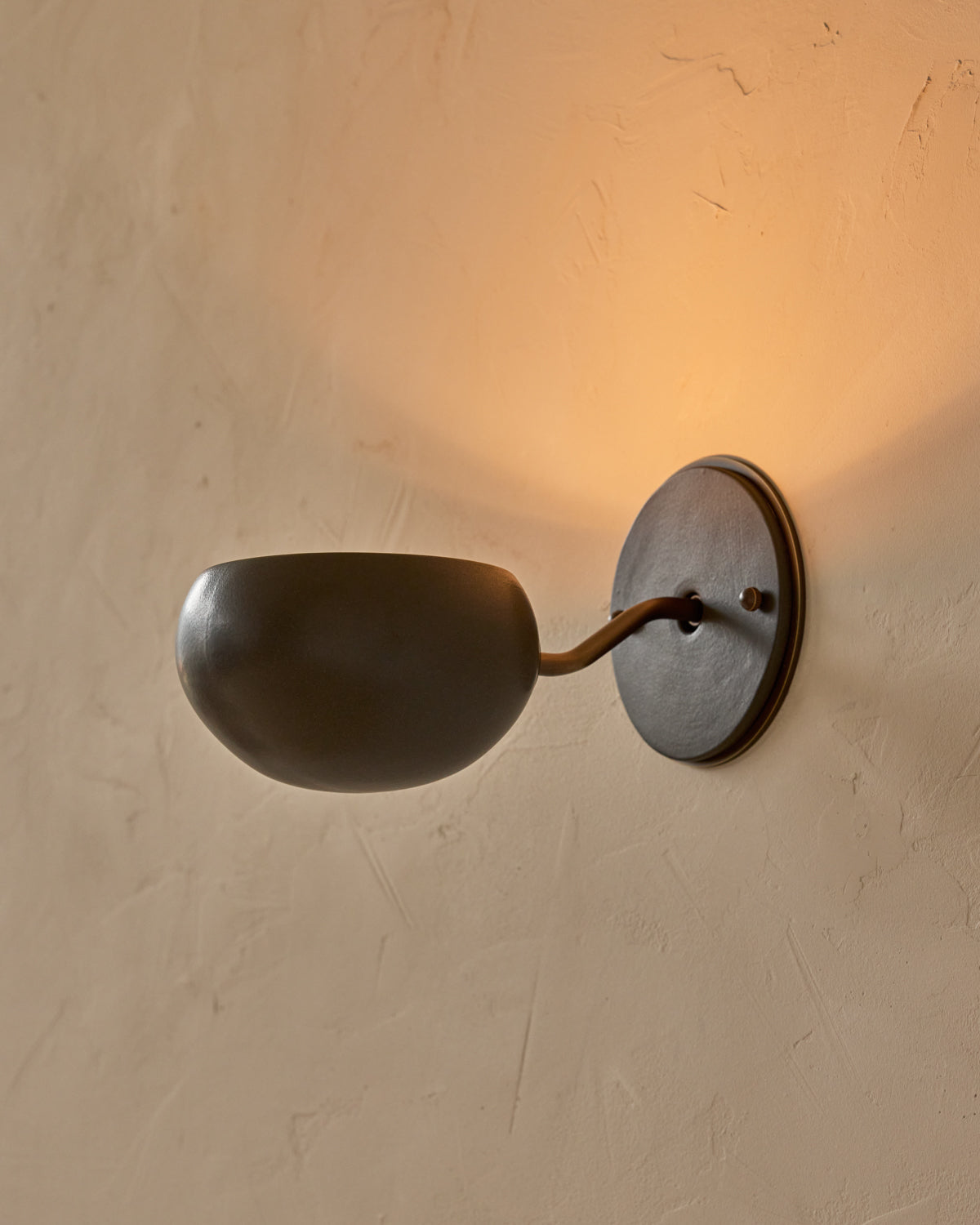 #ceramic-finish_almost black #metal-finish_antique brass