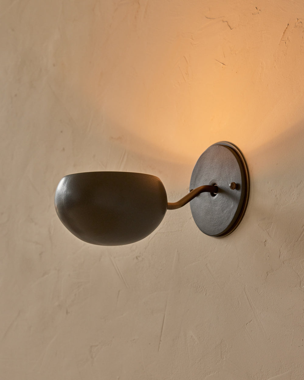 #ceramic-finish_almost black #metal-finish_antique brass