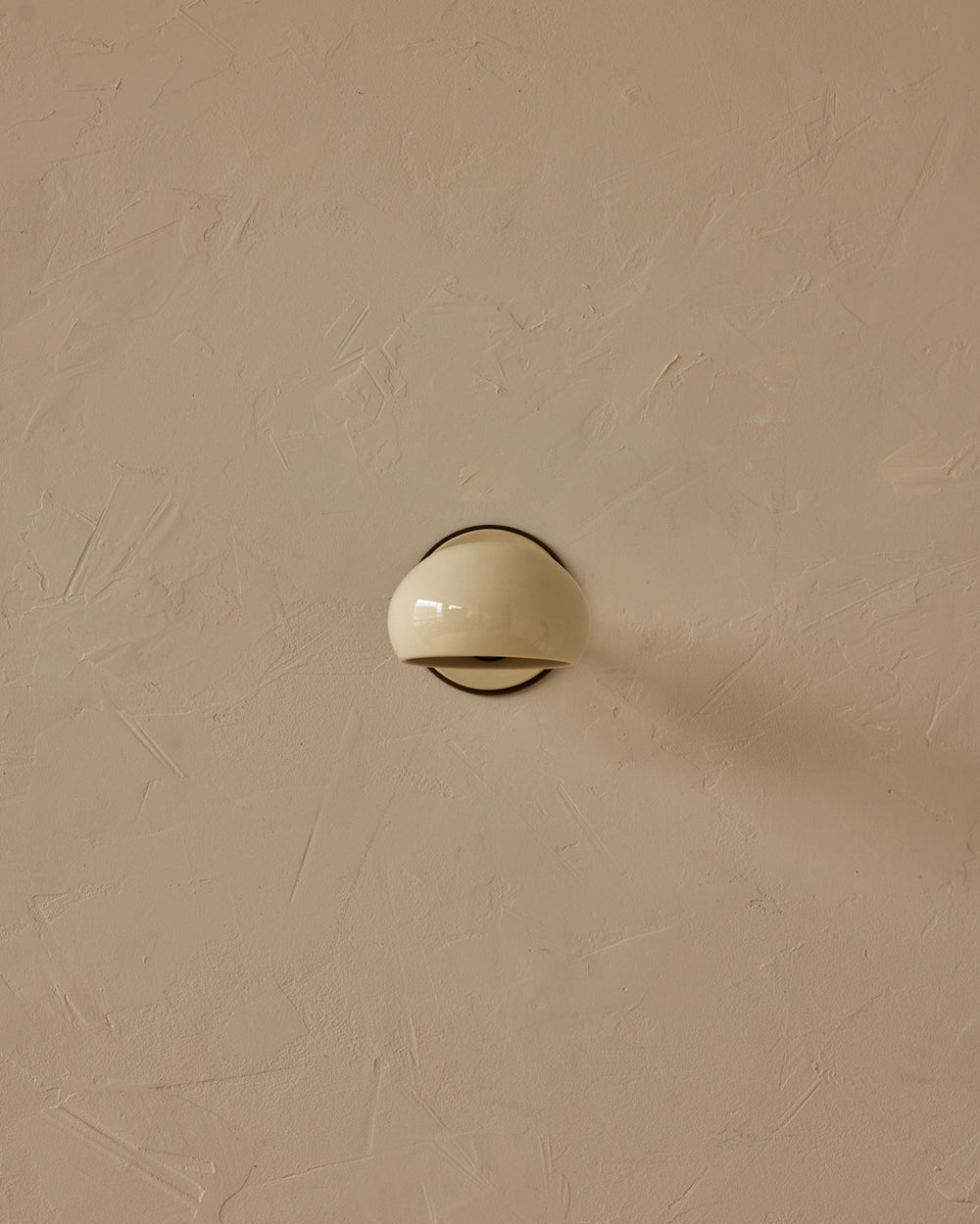 #ceramic-finish_cream #metal-finish_antique brass