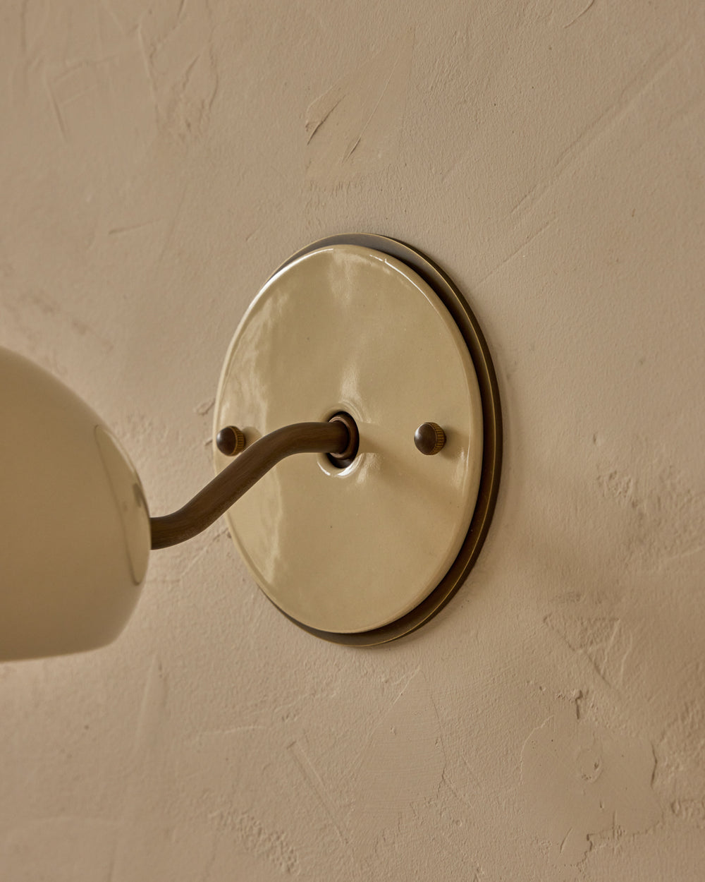 #ceramic-finish_cream #metal-finish_antique brass
