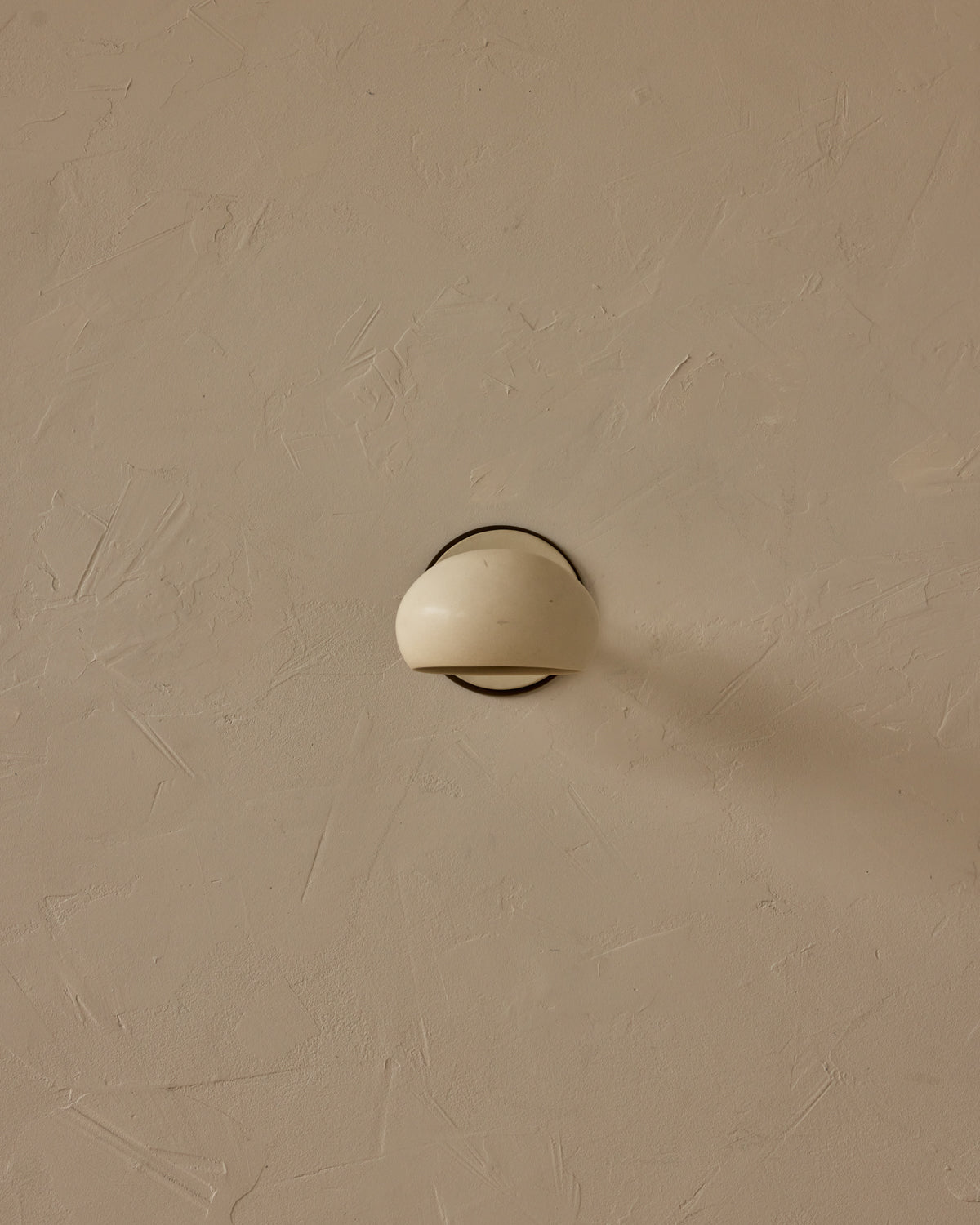 #ceramic-finish_dove #metal-finish_antique brass