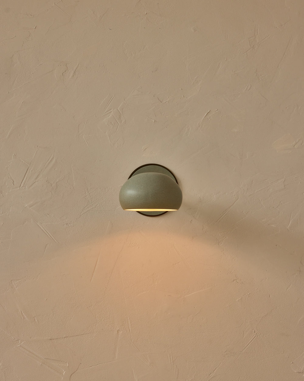 #ceramic-finish_olivine #metal-finish_antique brass