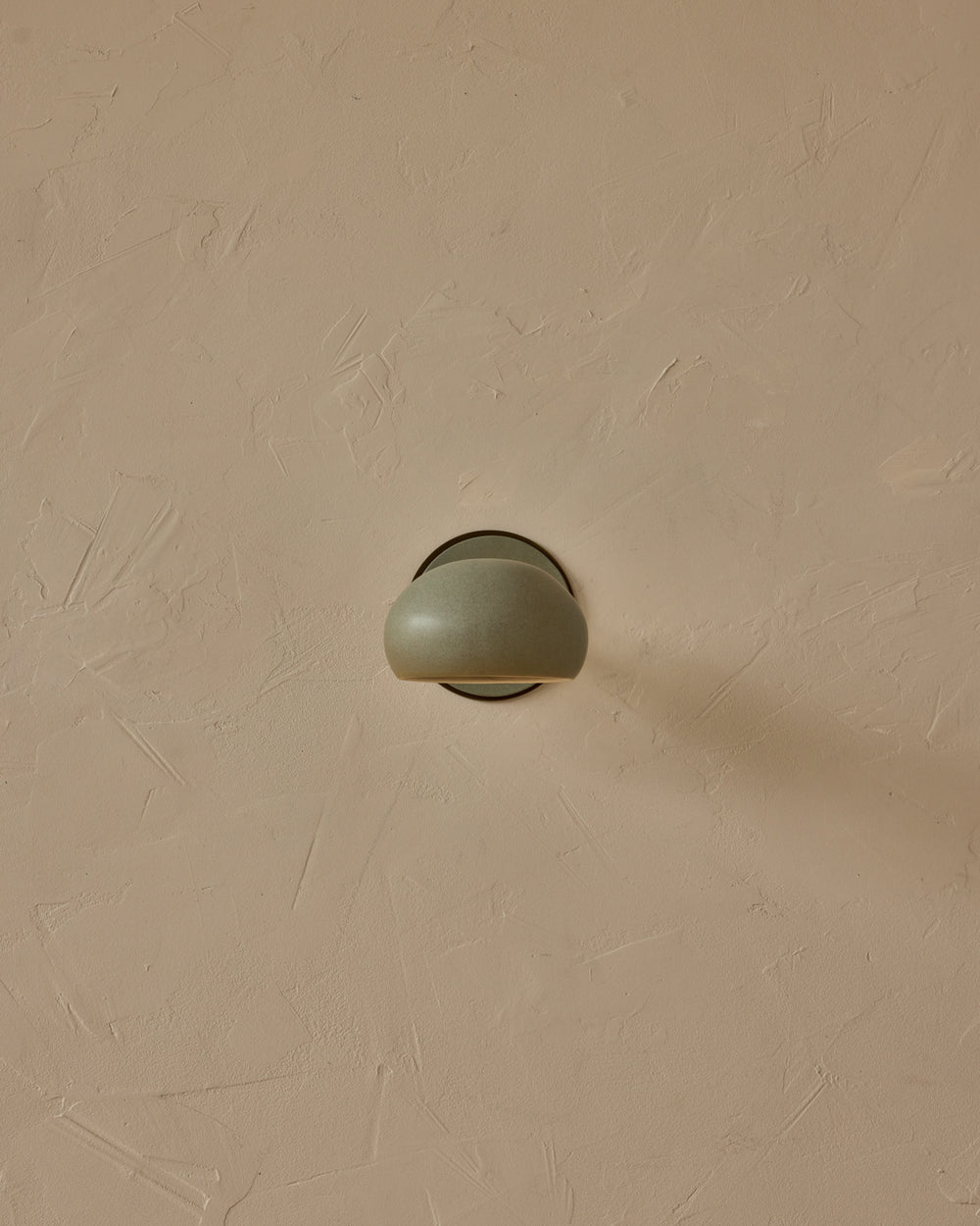 #ceramic-finish_olivine #metal-finish_antique brass