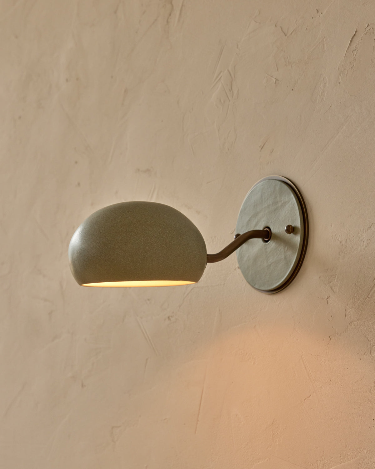 #ceramic-finish_olivine #metal-finish_antique brass