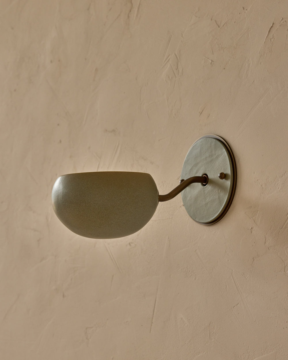 #ceramic-finish_olivine #metal-finish_antique brass