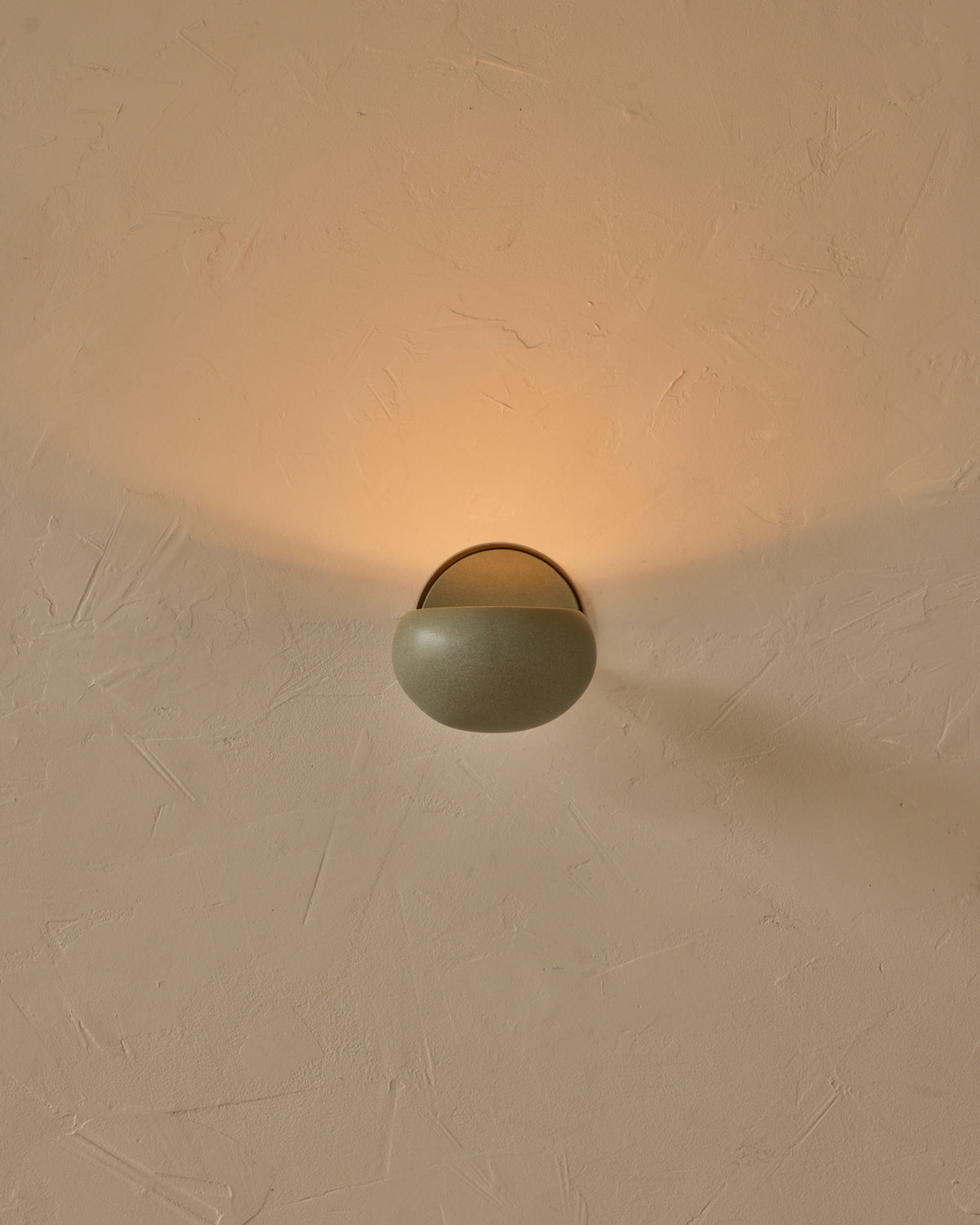 #ceramic-finish_olivine #metal-finish_antique brass