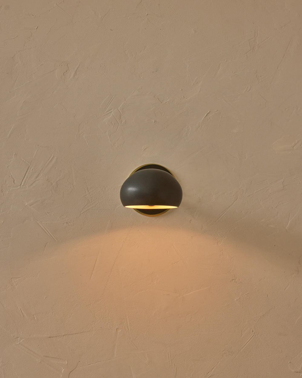 #ceramic-finish_almost black #metal-finish_satin brass