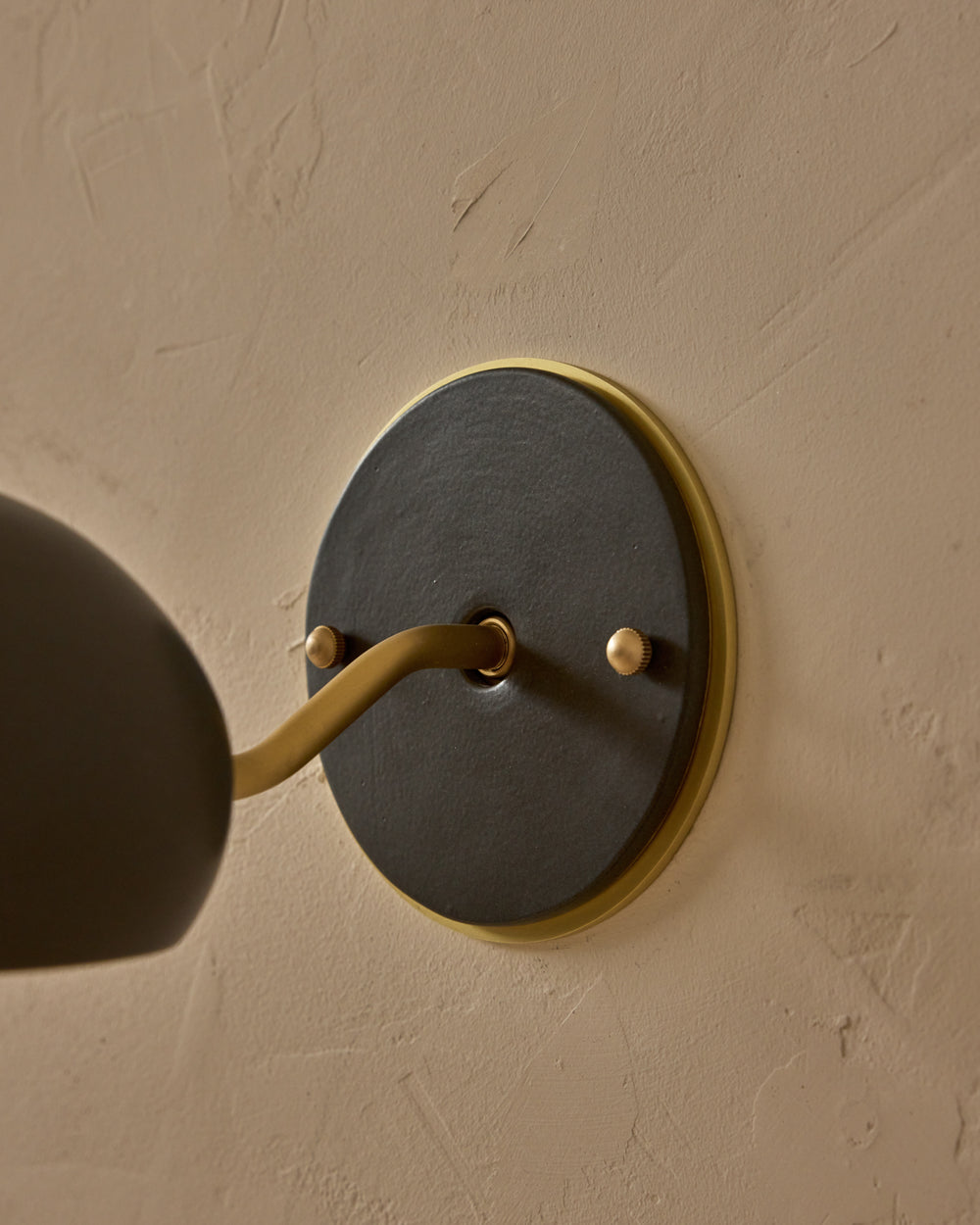 #ceramic-finish_almost black #metal-finish_satin brass