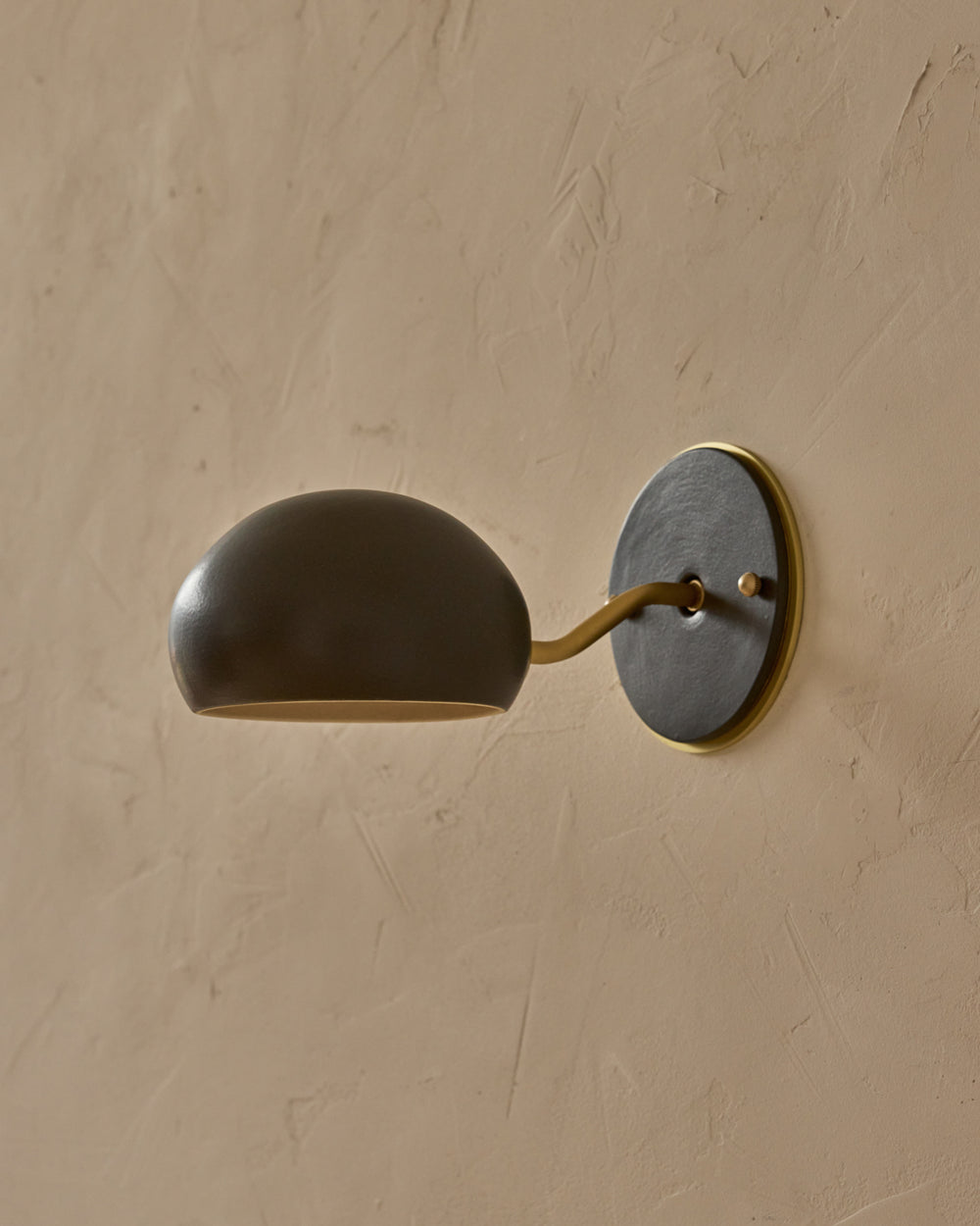 #ceramic-finish_almost black #metal-finish_satin brass