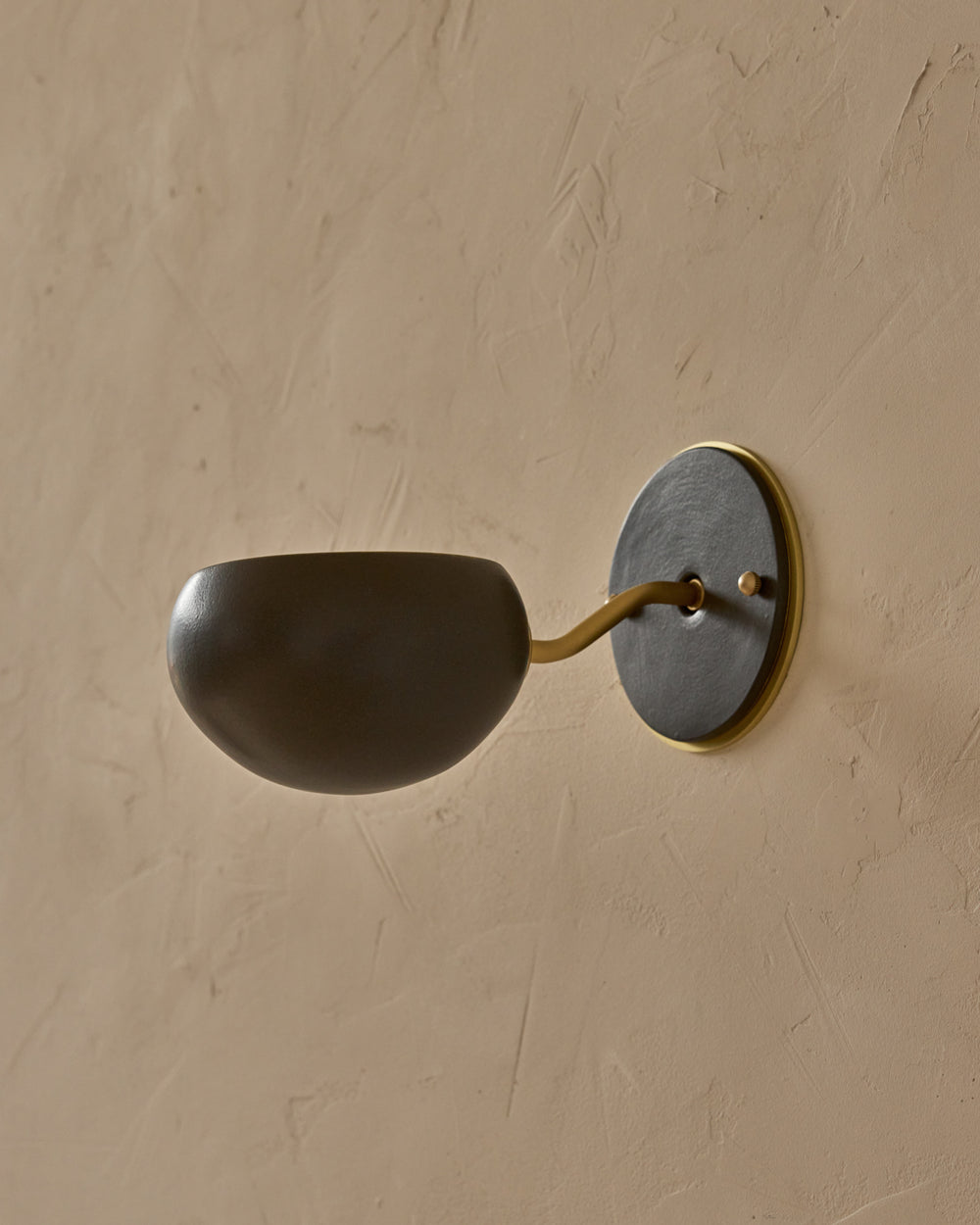 #ceramic-finish_almost black #metal-finish_satin brass