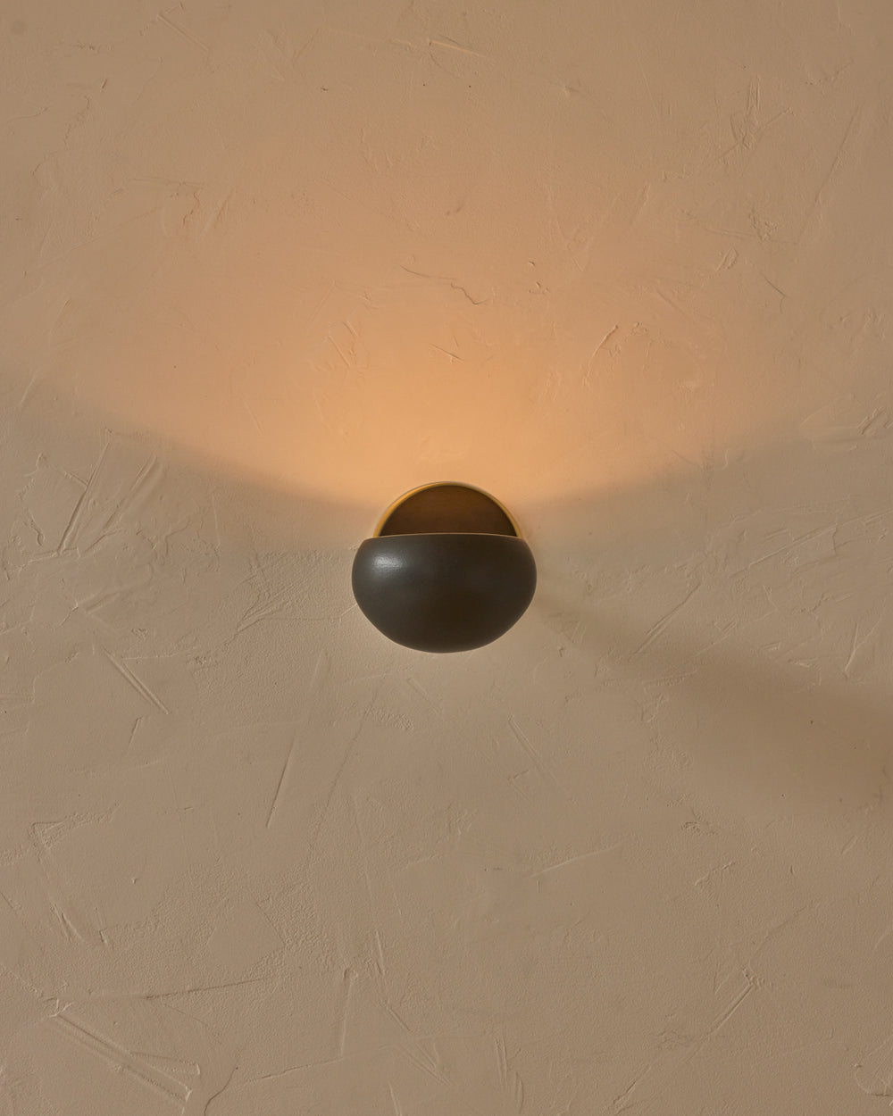#ceramic-finish_almost black #metal-finish_satin brass