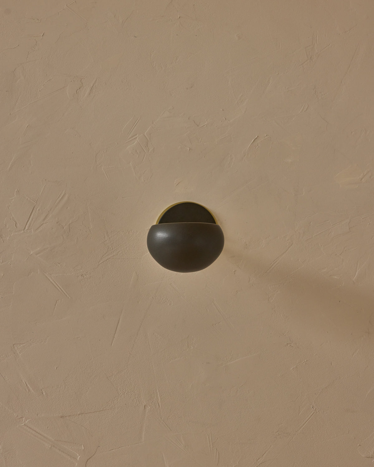 #ceramic-finish_almost black #metal-finish_satin brass