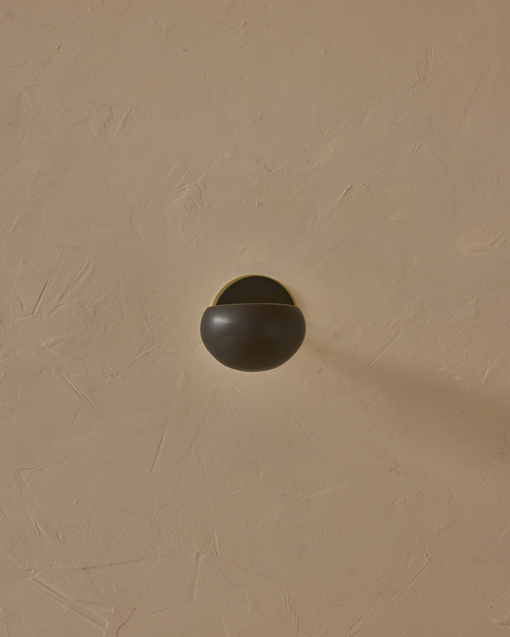 #ceramic-finish_almost black #metal-finish_satin brass