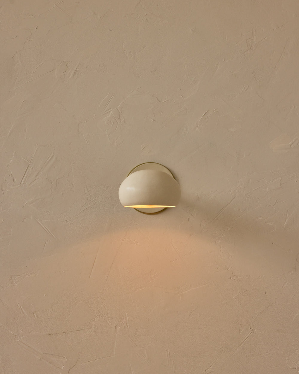 #ceramic-finish_dove #metal-finish_satin brass