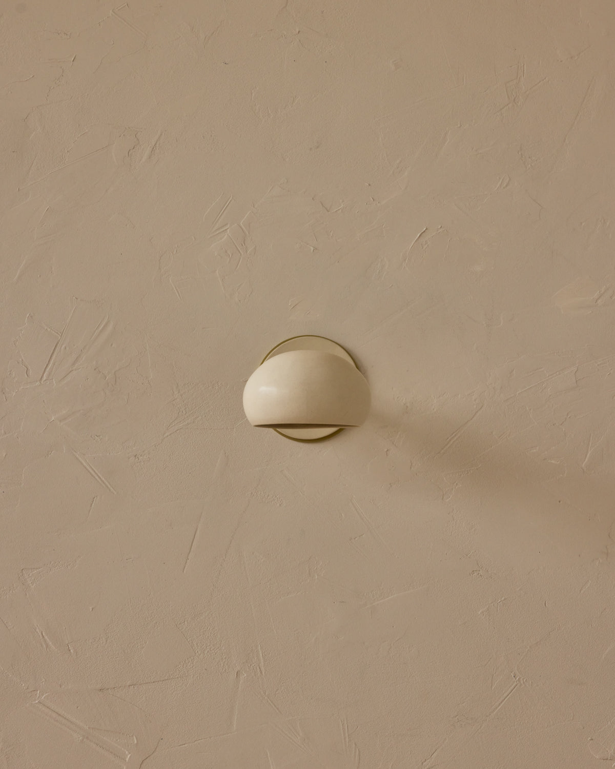 #ceramic-finish_dove #metal-finish_satin brass