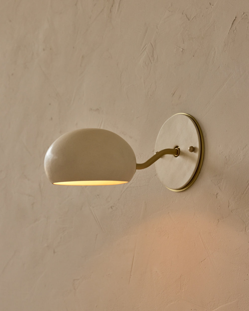#ceramic-finish_dove #metal-finish_satin brass