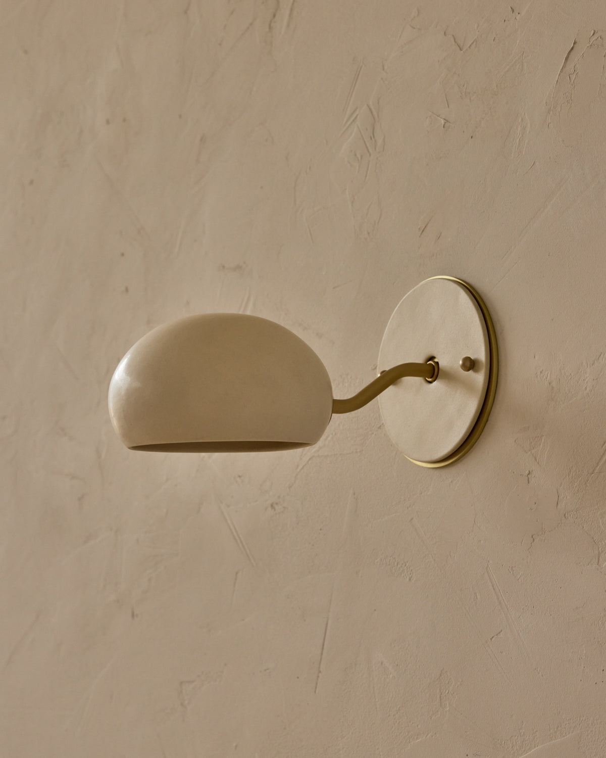 #ceramic-finish_dove #metal-finish_satin brass
