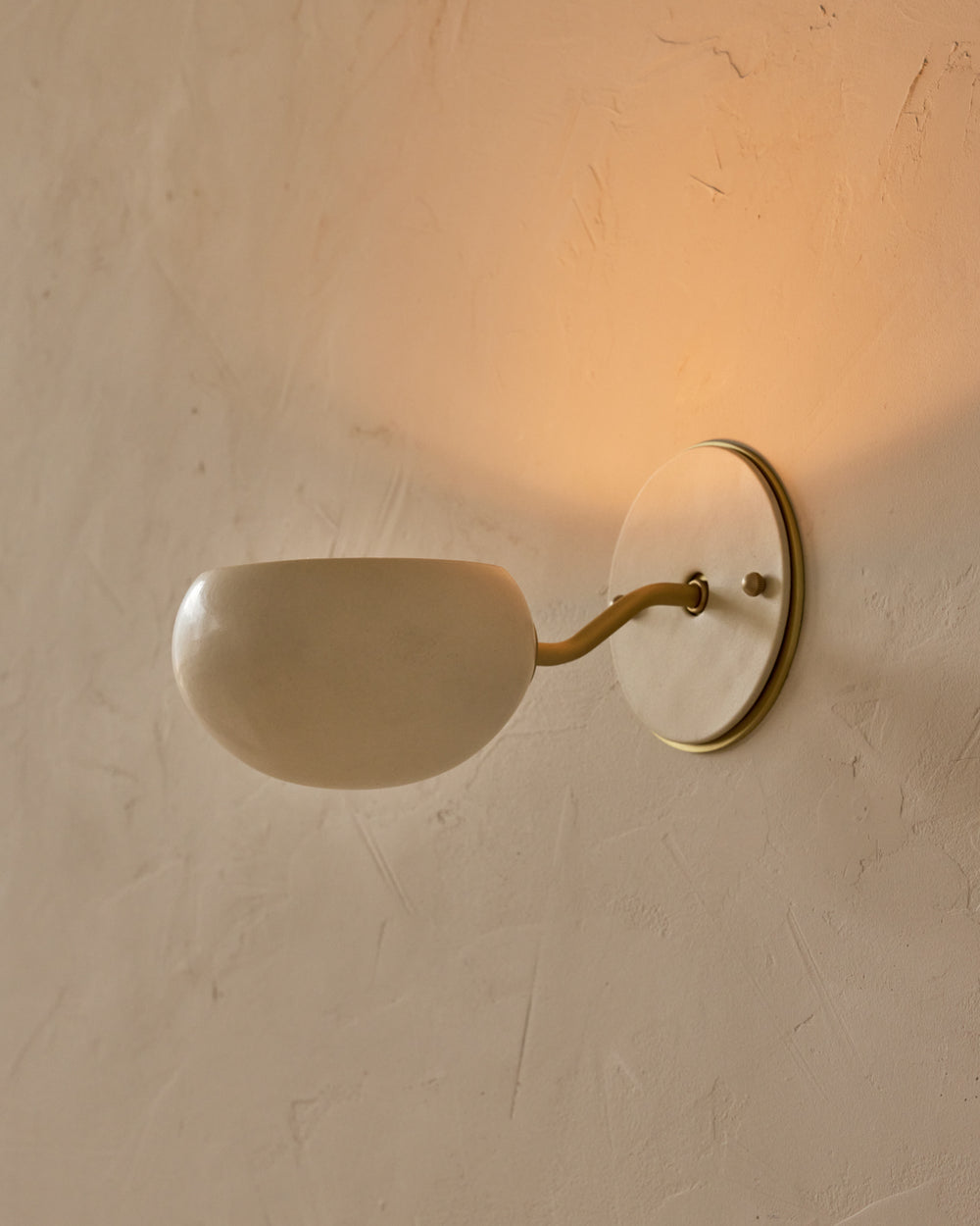 #ceramic-finish_dove #metal-finish_satin brass