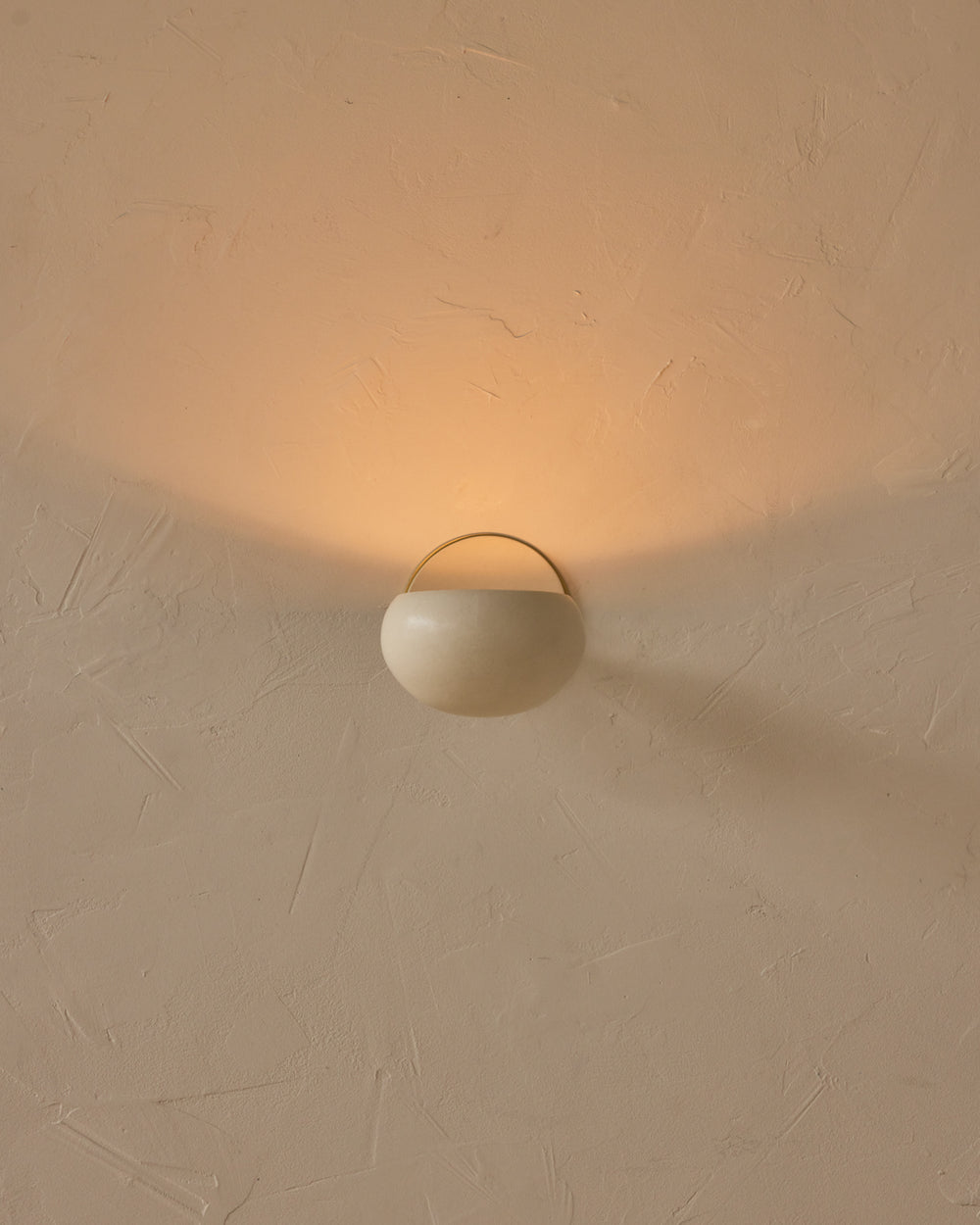#ceramic-finish_dove #metal-finish_satin brass