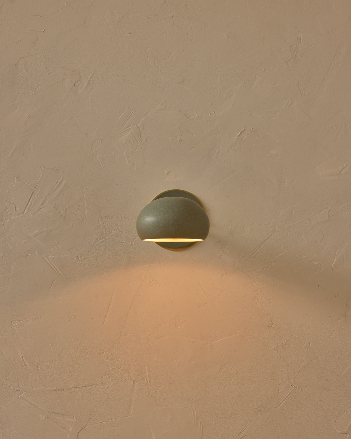 #ceramic-finish_olivine #metal-finish_satin brass