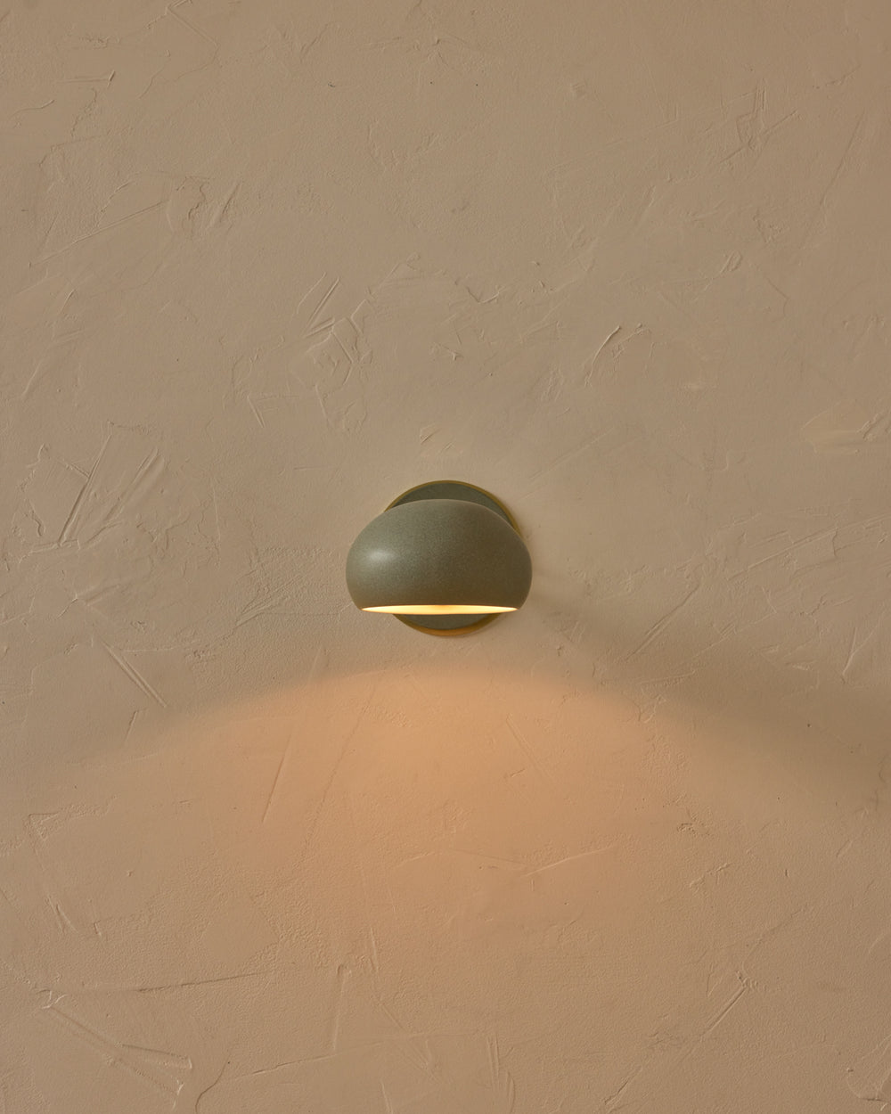#ceramic-finish_olivine #metal-finish_satin brass