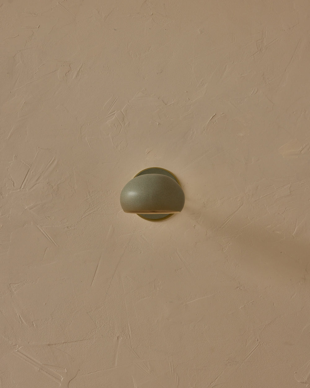 #ceramic-finish_olivine #metal-finish_satin brass