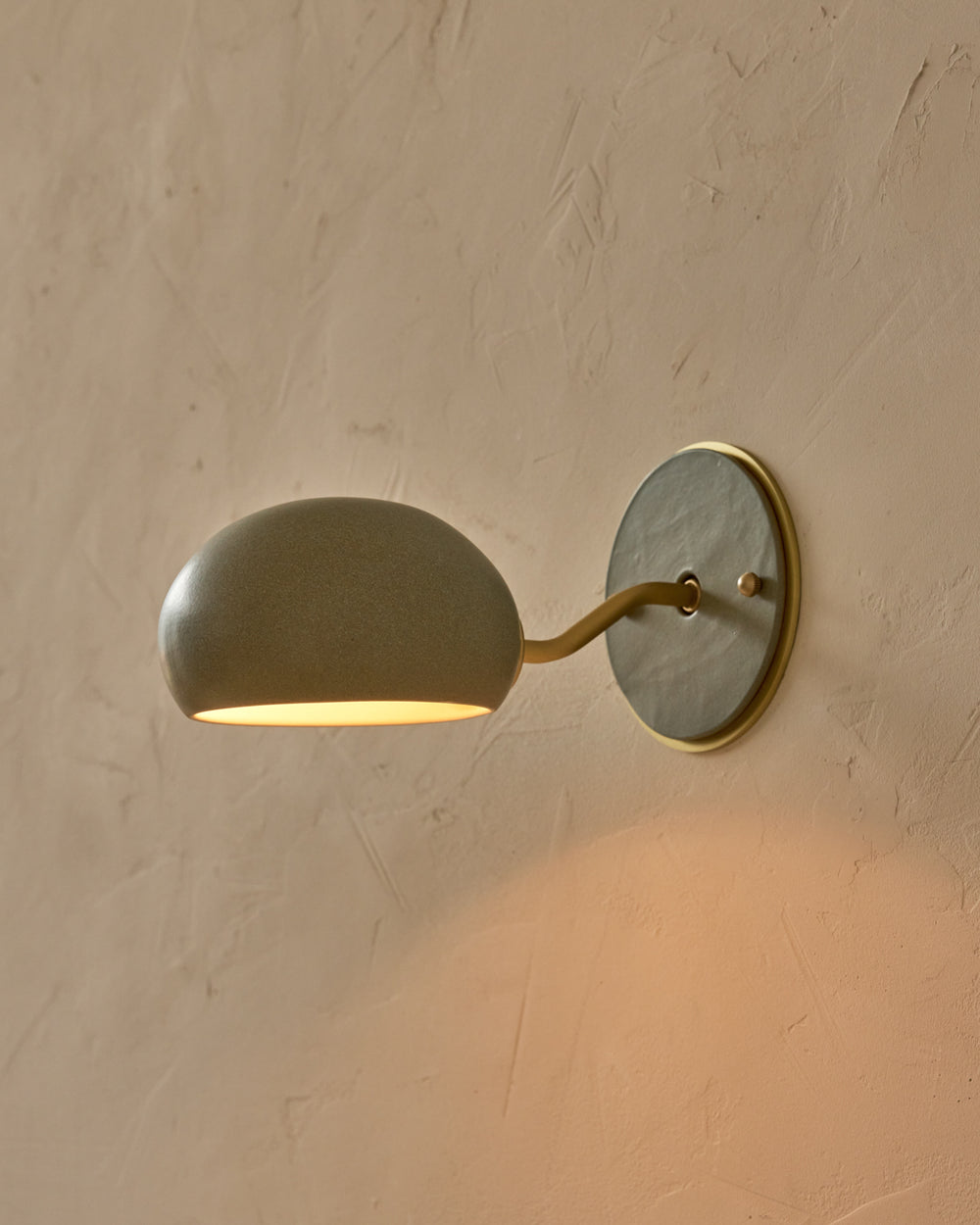 #ceramic-finish_olivine #metal-finish_satin brass