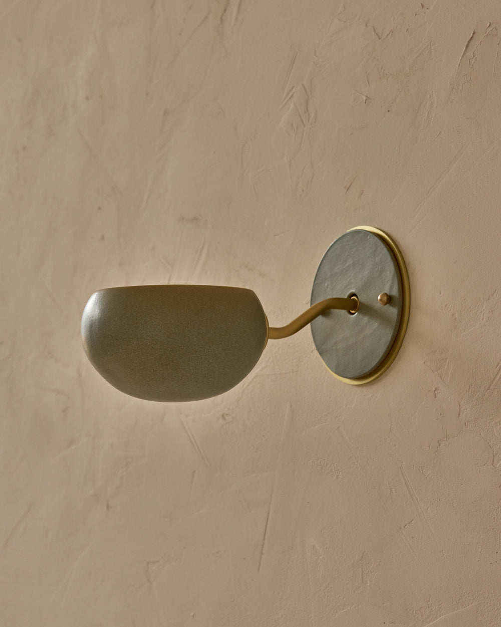 #ceramic-finish_olivine #metal-finish_satin brass