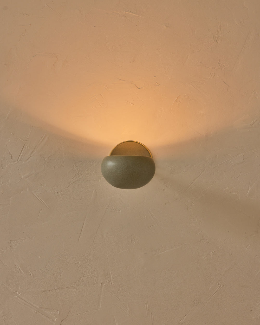 #ceramic-finish_olivine #metal-finish_satin brass