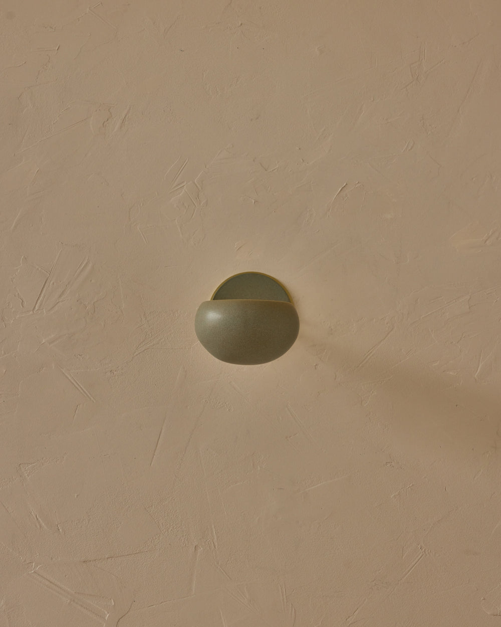 #ceramic-finish_olivine #metal-finish_satin brass