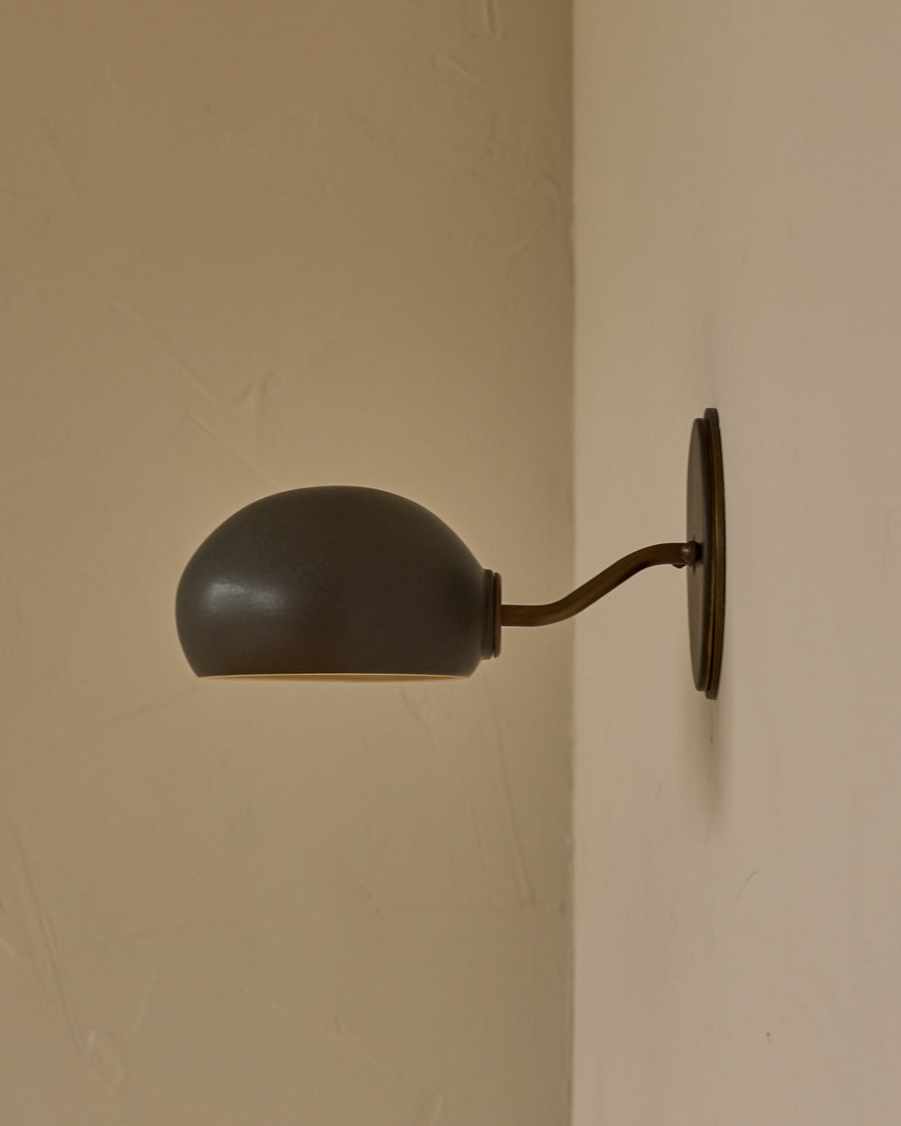 #ceramic-finish_almost black #metal-finish_antique brass
