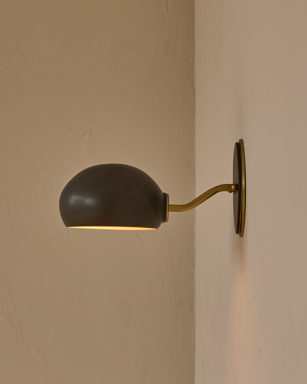 #ceramic-finish_almost black #metal-finish_satin brass