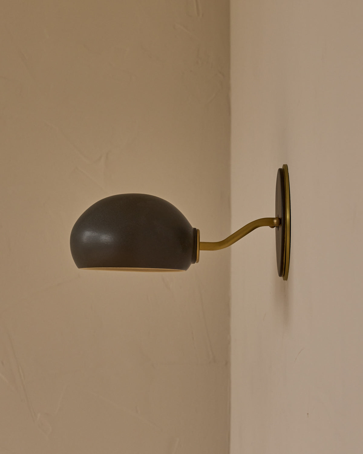 #ceramic-finish_almost black #metal-finish_satin brass