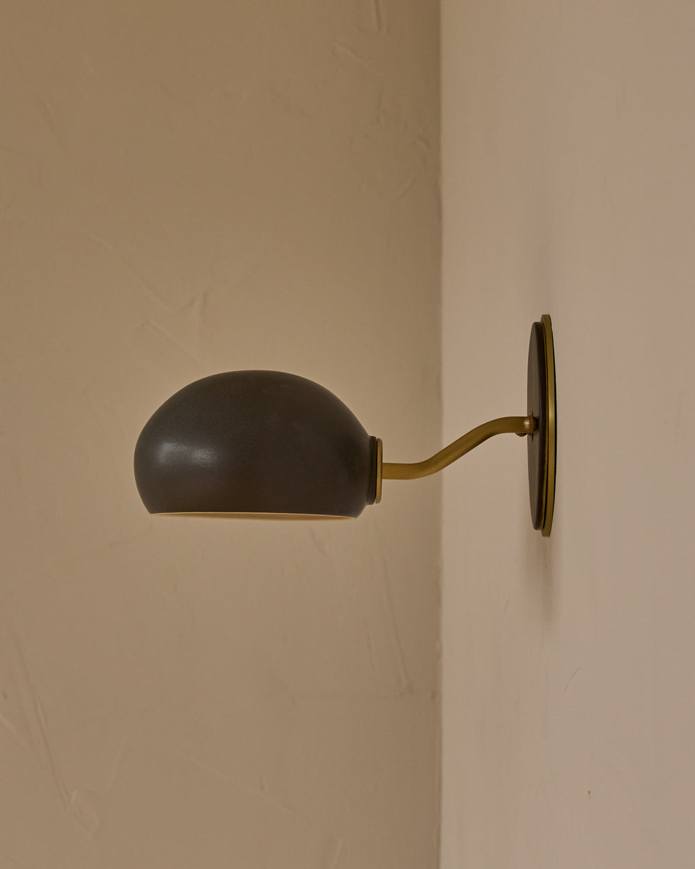 #ceramic-finish_almost black #metal-finish_satin brass