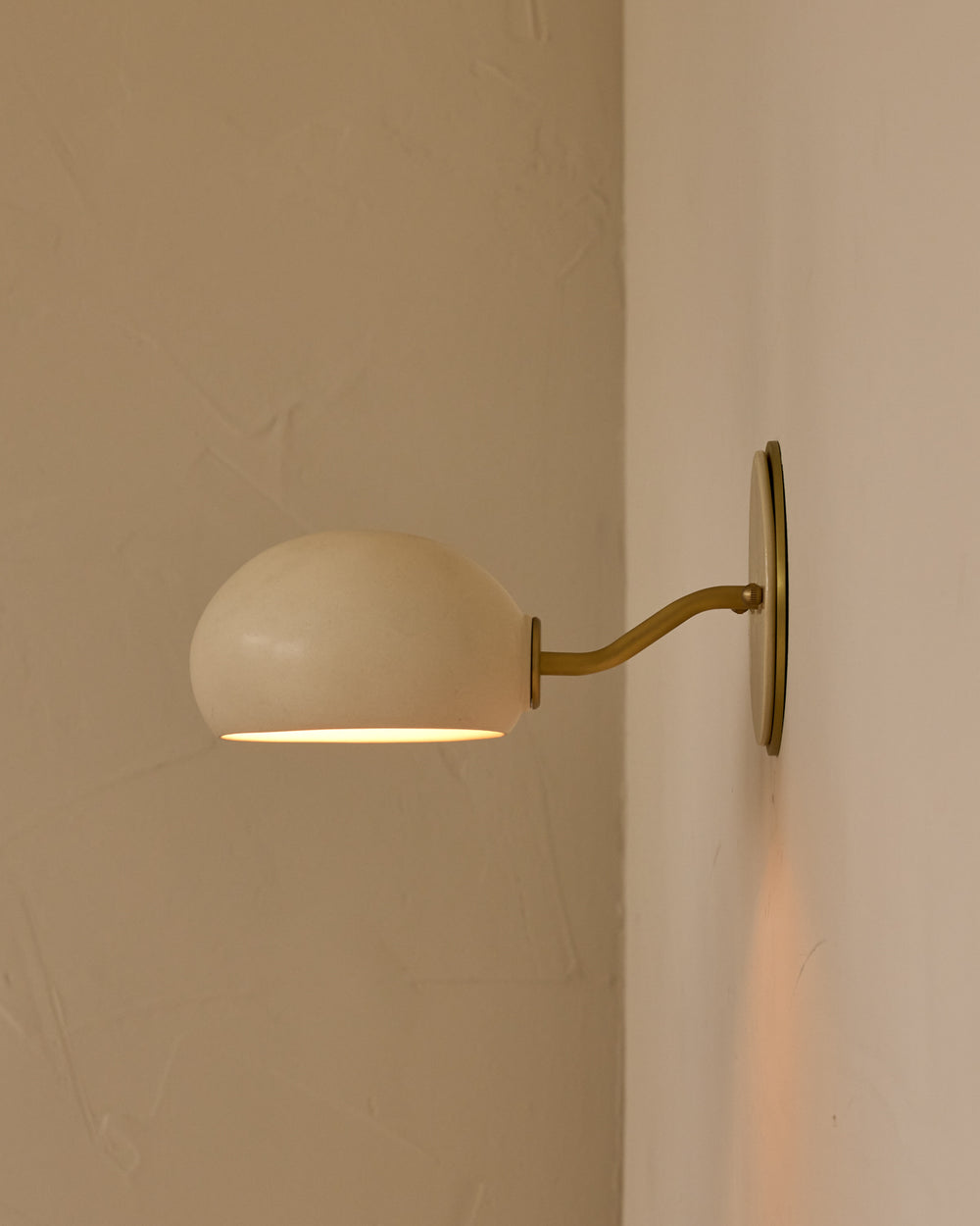 #ceramic-finish_dove #metal-finish_satin brass