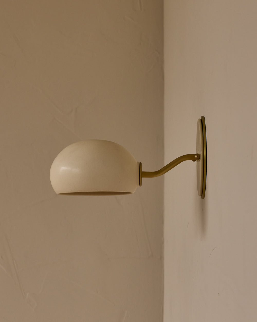 #ceramic-finish_dove #metal-finish_satin brass