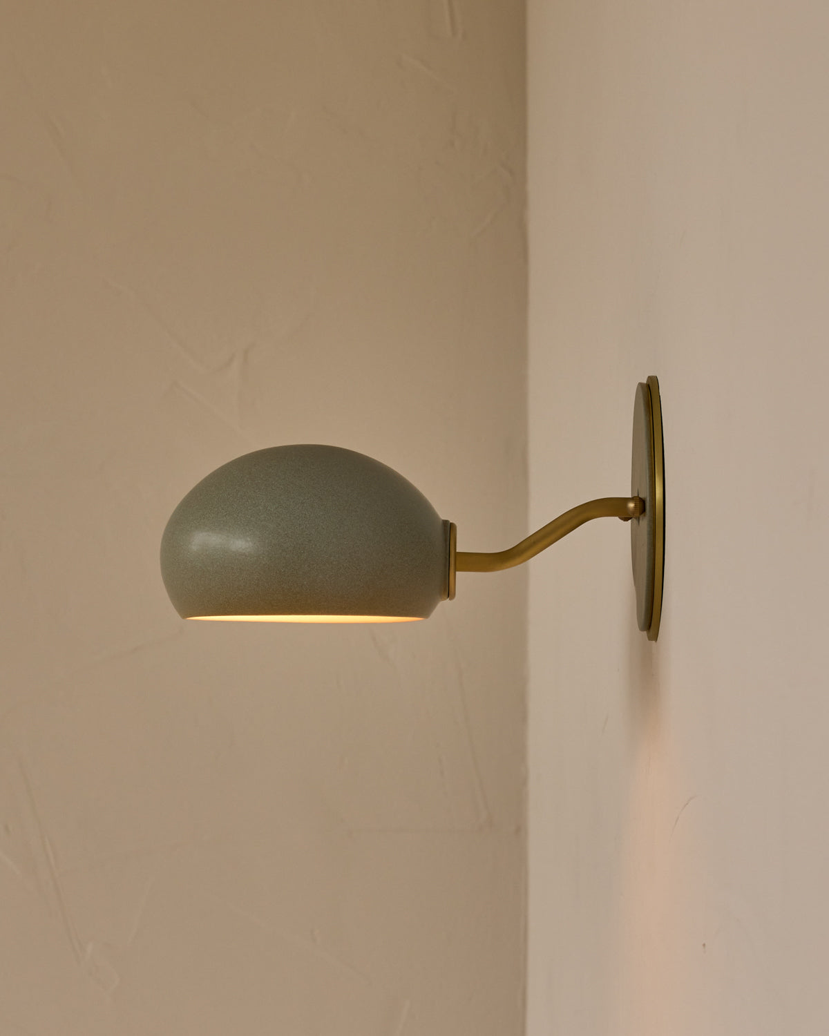 #ceramic-finish_olivine #metal-finish_satin brass