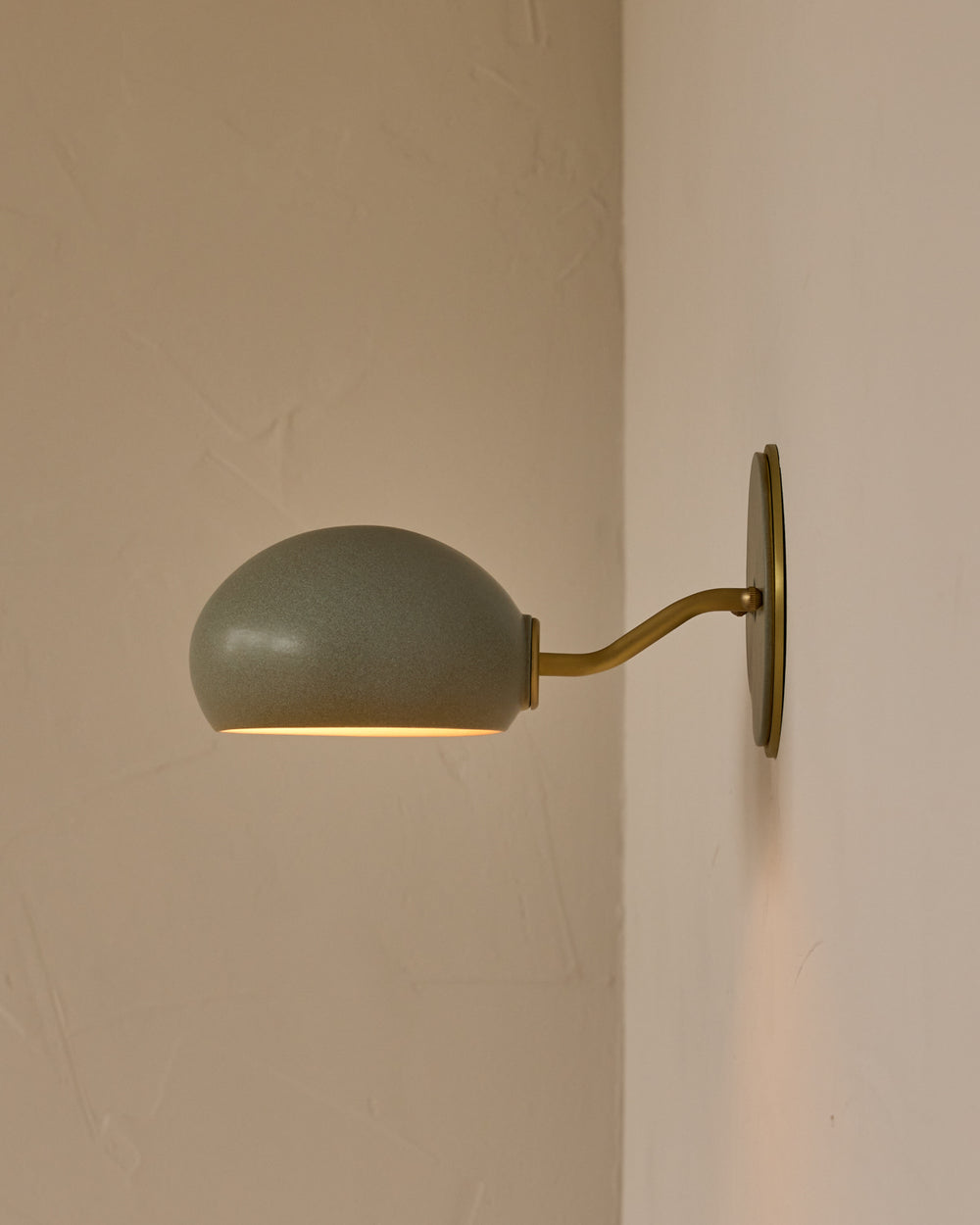 #ceramic-finish_olivine #metal-finish_satin brass