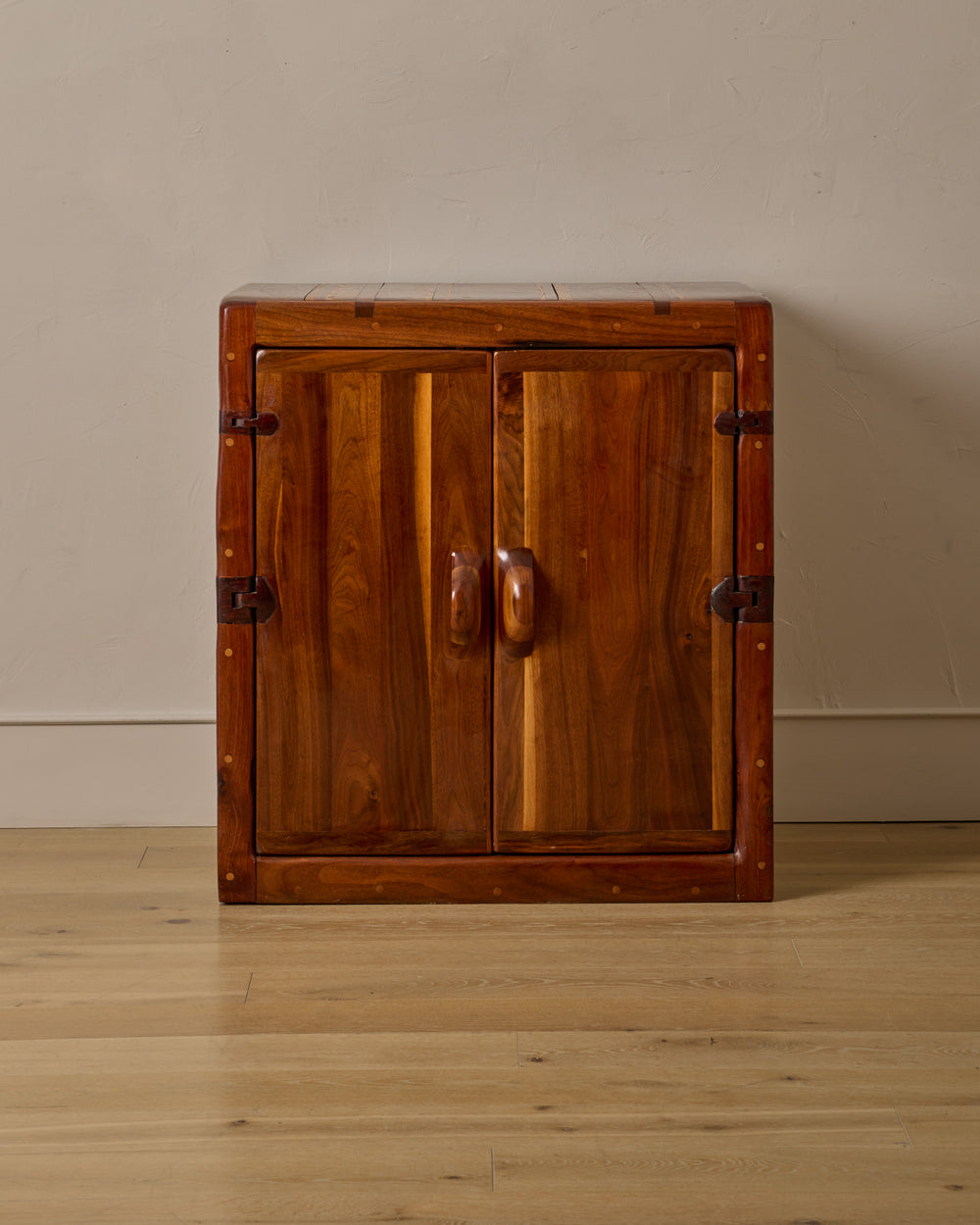 #style_Cabinet with Pullout Shelves