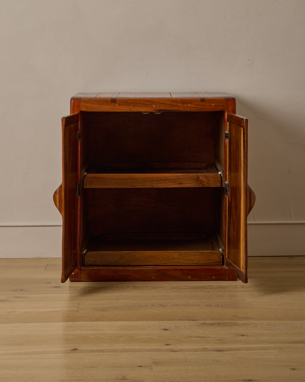 #style_Cabinet with Pullout Shelves