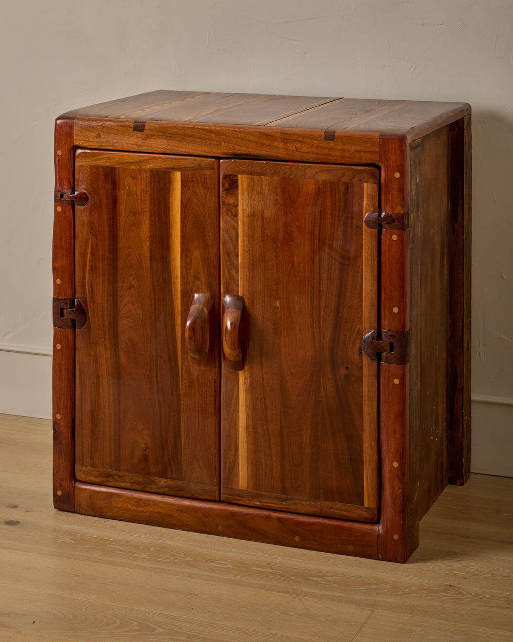 #style_Cabinet with Pullout Shelves